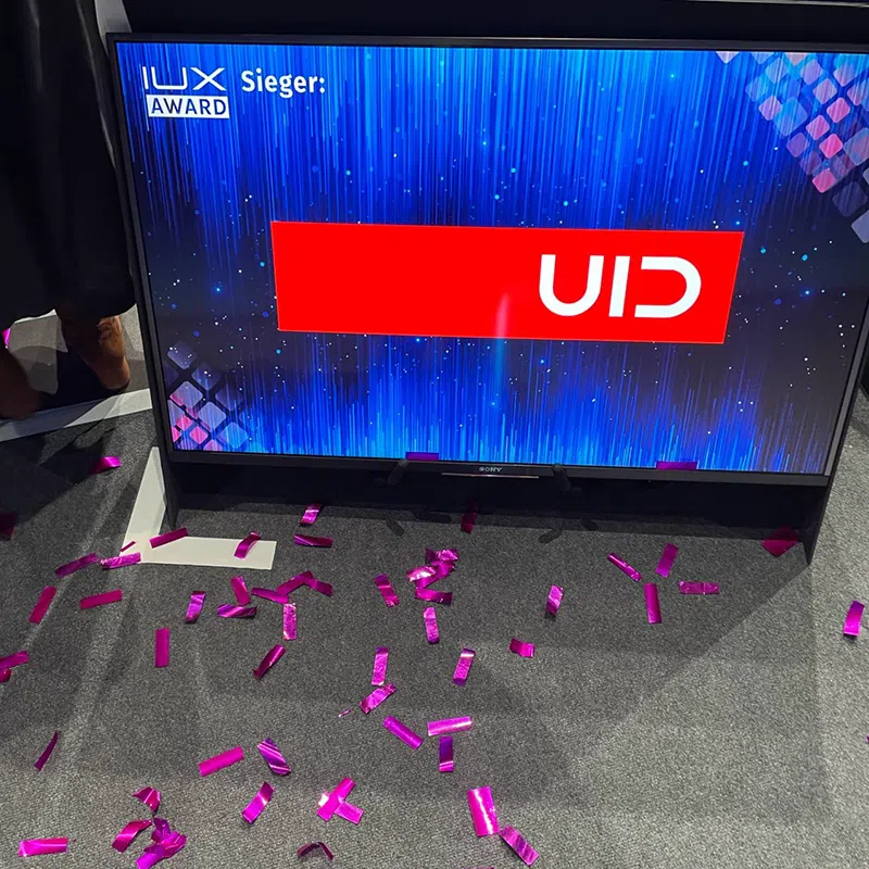 Monitor mit UID Logo und Glitterschnippseln